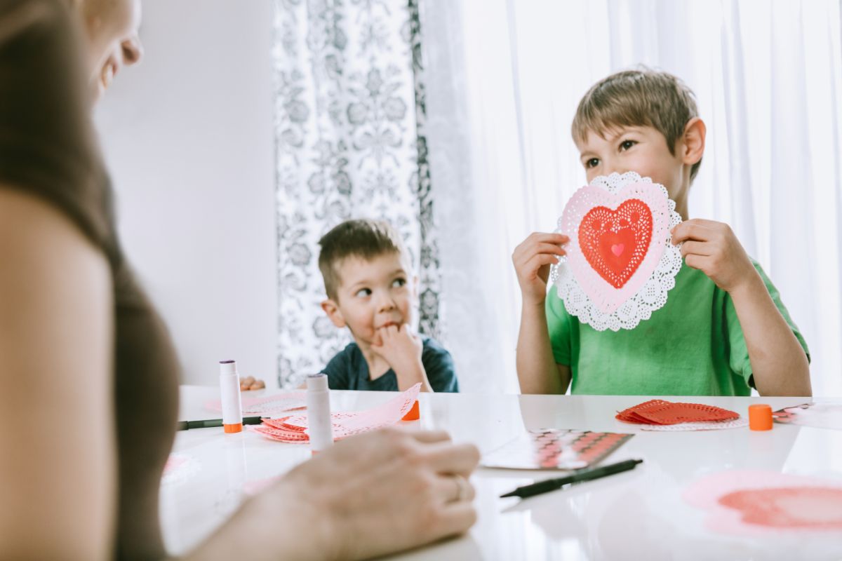 3 idées créatives pour une Saint-Valentin spéciale avec vos enfants